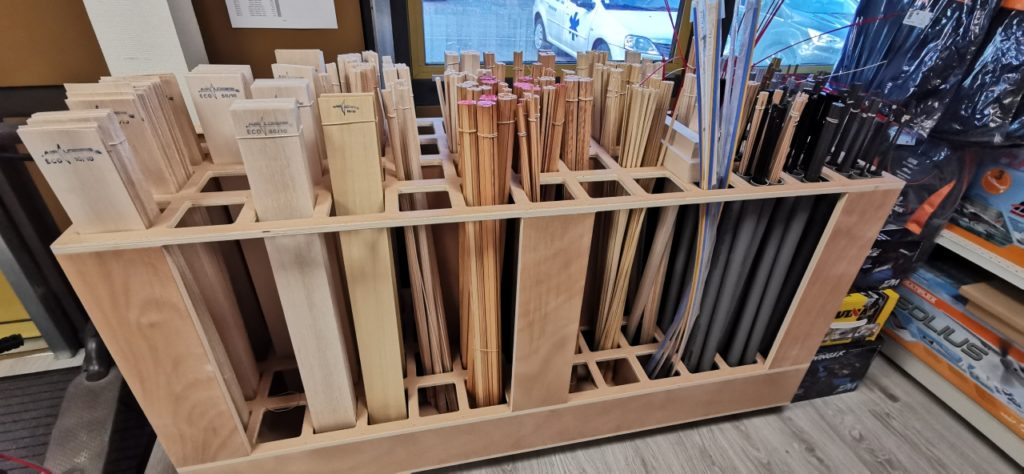 Le stock de matériaux : bois, balsa, baguettes et planches ainsi que du carbone